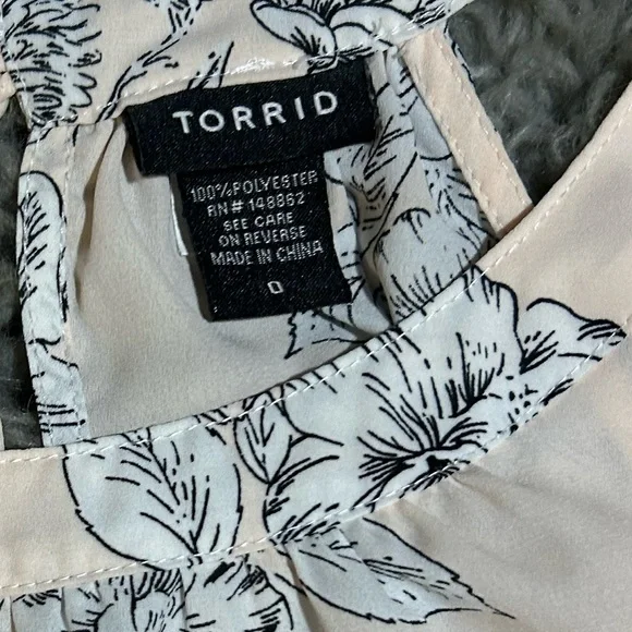 🌟Host Pick🌟Torrid Floral Hi-Lo Tank Top Light Pink and Black Blouse Size 0 - Picture 3 of 3